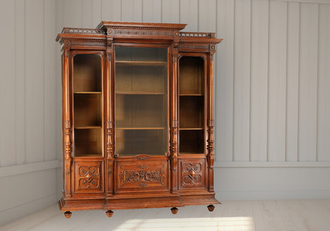 Luxury Antique wooden Handcrafted Vitrine